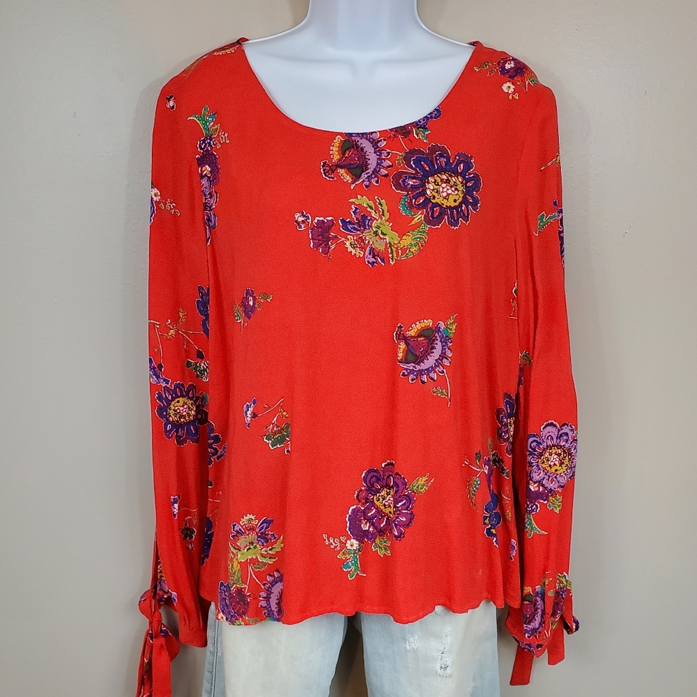 Eyeshadow Women's Boho Red Floral Top Open Sleeve With Ties on Wrist NWT
